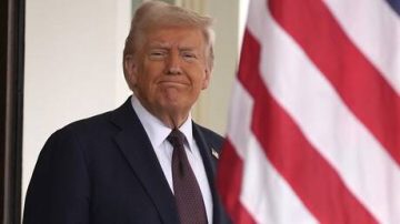 ترامب يؤكد لمواطنيه أن حلف الناتو كان يرى الولايات المتحدة تحتضر في عهد بايدن